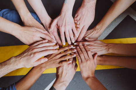 No es necesario gastar una fortuna para celebrar la amistad. No es necesario gastar una fortuna para celebrar la amistad.