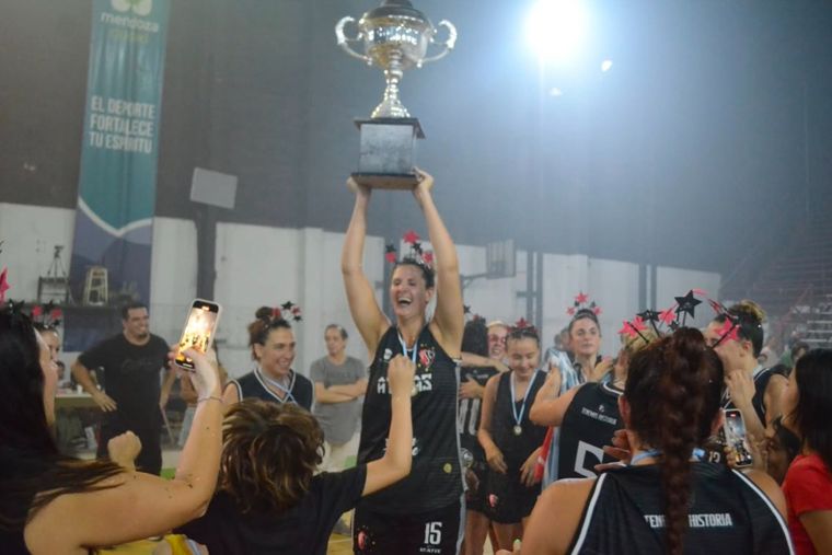 Atenas se consagró campeón del Clausura y el ganador anual del básquet femenino. Foto: FBPM