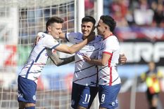 Bareiro celebra uno de sus goles. El partido se disputó en el Nuevo Gasómetro. Foto: Télam Bareiro celebra uno de sus goles. El partido se disputó en el Nuevo Gasómetro. Foto: Télam