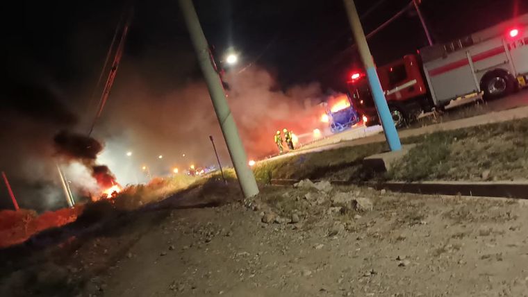 Bomberos trabajando sobre la unidad incendiada. Foto: Gentileza.