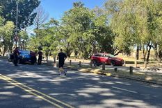 El vehículo embistió a las víctimas y terminó en una bicisenda Foto: @ADRIANGLUCK