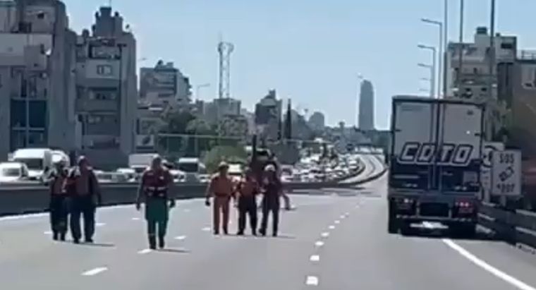 Los heridos fueron trasladados a los hospitales Durand y Santojanni.  Foto: Captura de video