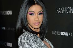 Cardi B respondió a una agresión de un fan arrojándole el micrófono por la cabeza. Cardi B respondió a una agresión de un fan arrojándole el micrófono por la cabeza.