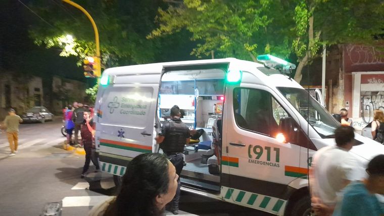 El malviviente está dentro de la ambulancia luego del impacto en Azcuénaga y Perito Moreno Foto: MDZ