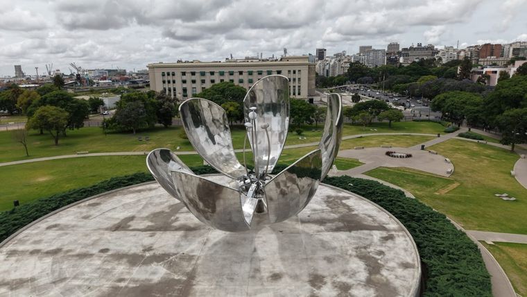 La Floralis Genérica vuelve a brillar y la Ciudad lo celebra con una gran fiesta este sábado en la Plaza de las Naciones Unidas.
