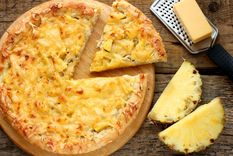 Pizza hawaiana Una receta simple y en pocos minutos de pizza con jamón y piña. Foto: Shutterstock
