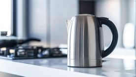 El sarro se acumula con el uso diario y puede afectar el rendimiento de la pava eléctrica. Foto: Shutterstock El sarro se acumula con el uso diario y puede afectar el rendimiento de la pava eléctrica. Foto: Shutterstock