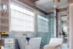 Una buena iluminación puede hacer que un baño pequeño parezca más grande y que un baño grande se sienta más íntimoCréditos: Creative Tonic Design