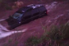 Una pareja fue rescatada de su auto luego de quedar atrapada en un cauce de San Carlos Foto: Ministerio de Seguridad Una pareja fue rescatada de su auto luego de quedar atrapada en un cauce de San Carlos Foto: Ministerio de Seguridad