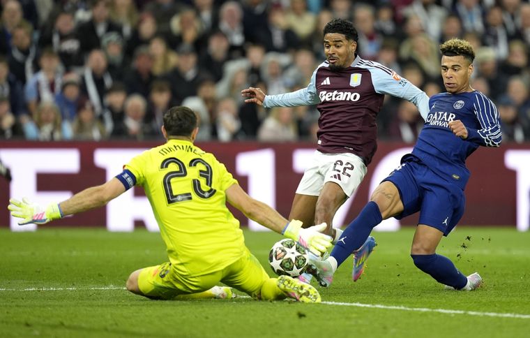 El Dibu, apuntado por los medios franceses tras la eliminación del Villa. Foto: EFE