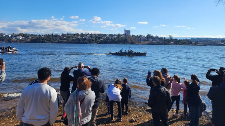 Una réplica del ARA General Belgrano surcó el San Roque en un homenaje conmovedor a los 323 héroes caídos en la Guerra de Malvinas. Una réplica del ARA General Belgrano surcó el San Roque en un homenaje conmovedor a los 323 héroes caídos en la Guerra de Malvinas.