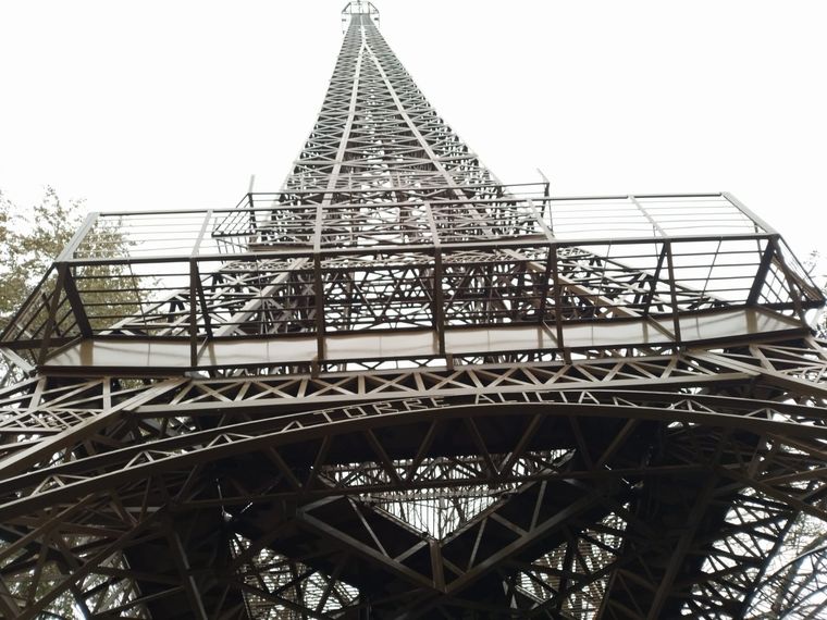 Claudio Marchetti construyó solo y con sus propias manos una réplica de 31,6 metros de altura de la torre Eiffel en su casa ubicada en la localidad cordobesa de Alicia. Foto: Gentileza Claudio Marchetti