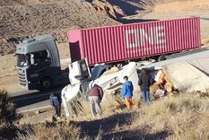 Un camión de origen brasileño volcó en la zona de Picheuta, en alta montaña. El conductor sufrió un golpe en la cabeza.&nbsp;
