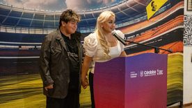 Verónica Ojeda y Dieguito Jr durante la presentación de la muestra inmersiva Diego Vive en Córdoba. Foto: Agencia Córdoba Turismo Verónica Ojeda y Dieguito Jr durante la presentación de la muestra inmersiva Diego Vive en Córdoba. Foto: Agencia Córdoba Turismo