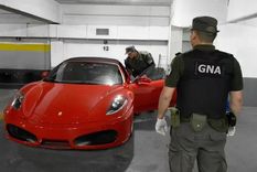 Los autos a subastar son: una Ferrari F430 deportiva, una pick-up Chevrolet Silverado y una camioneta Chevrolet 3100 clásica. Foto: NA Los autos a subastar son: una Ferrari F430 deportiva, una pick-up Chevrolet Silverado y una camioneta Chevrolet 3100 clásica. Foto: NA