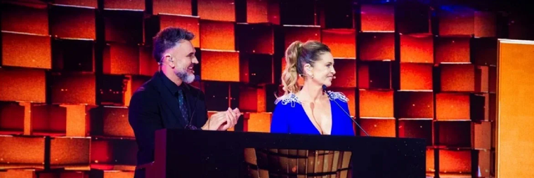 La conductora se destacó con su look. Foto: Fuente: Instagram