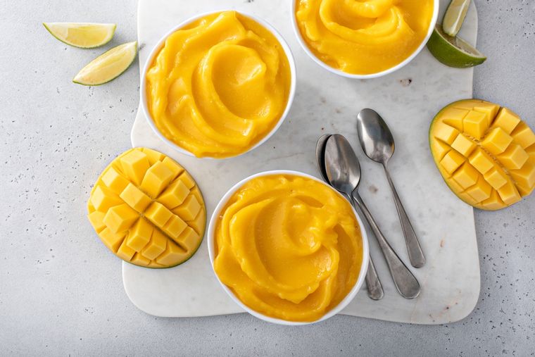 La receta de helado de mango aprovecha la fruta madura para lograr dulzura natural sin exceso de azúcar. La receta de helado de mango aprovecha la fruta madura para lograr dulzura natural sin exceso de azúcar.