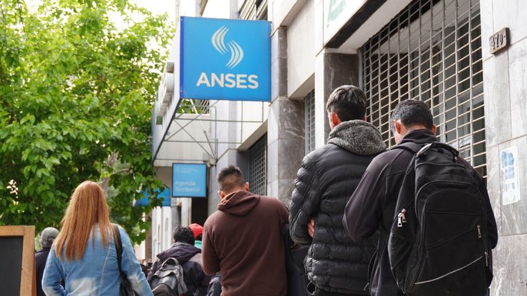 Anses abona sus cuotas mensuales a dos grupos de beneficiarios Foto: Rodrigo DAngelo / MDZ