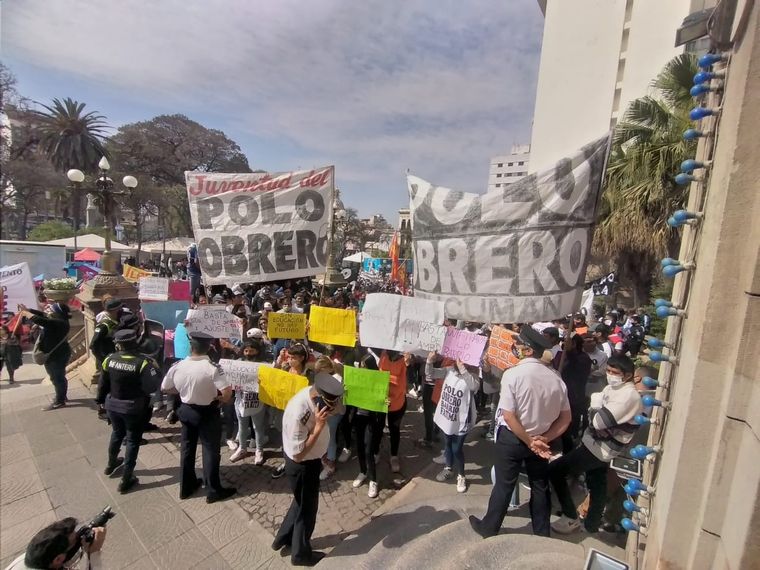 Militantes de Polo Obrero protestan frente a la Casa de Gobierno de Tucumán Foto: Facebook Polo Obrero Tucumán