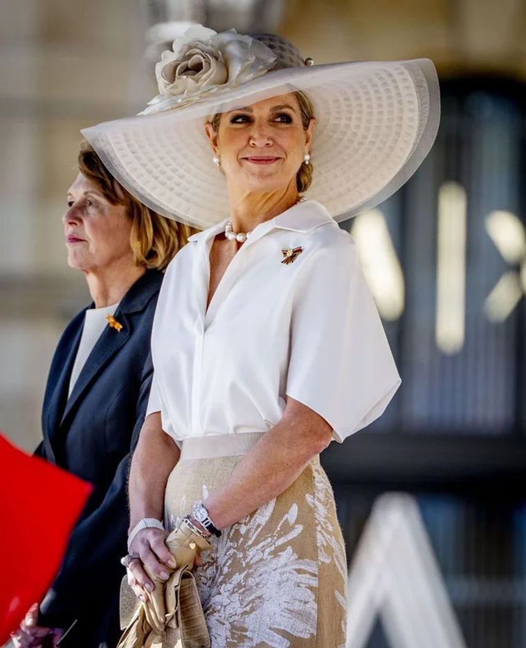 La reina eligió una gargantilla con variación de tamaños, pulsera, pendientes y un anillo. La reina eligió una gargantilla con variación de tamaños, pulsera, pendientes y un anillo.