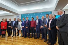 El gobernador Rodolfo Suarez firmó el contrato para traspasar las acciones del proyecto minero de potasio ubicado en Malargüe. Foto: Twitter Mignorance