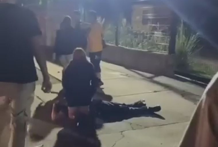 Agustín quedó tendido en el suelo seis minutos inconsciente después de la brutal golpiza. Agustín quedó tendido en el suelo seis minutos inconsciente después de la brutal golpiza.