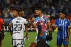 Vidal saluda a los jugadores del Tomba. Foto: Juan Ignacio Blanco / MDZ