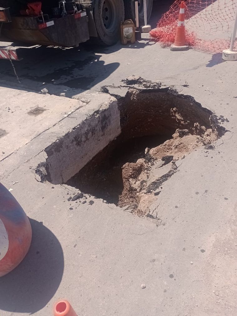 Un socavón se tragó un camión en Guaymallén