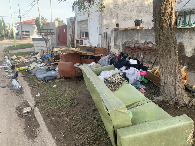 Los damnificados de Bahía Blanca tuvieron que sacar a la calle todas sus pertenencias arruinadas por el agua Foto: Agustina Castro/MDZ