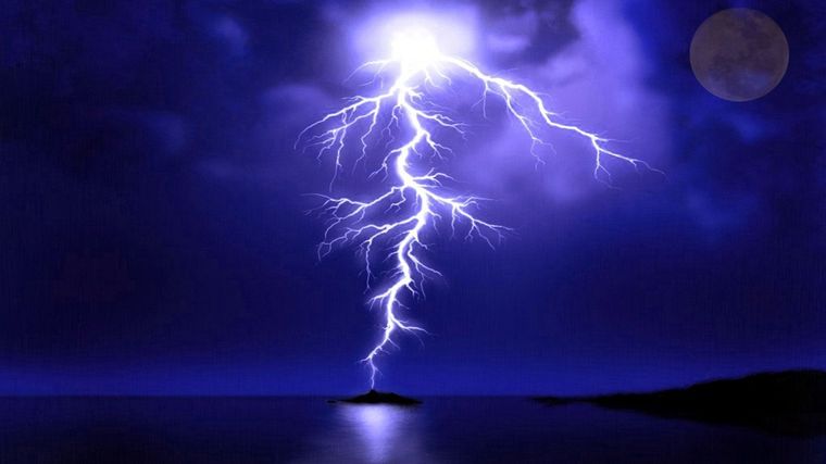 Ante una tormenta eléctrica no es aconsejable permanecer en la playa.