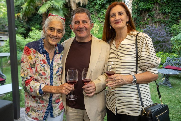 El cónsul de Italia en Mendoza Giuseppe D'Agosto junto a su esposa Teresa y Beatriz Barbera. El cónsul de Italia en Mendoza Giuseppe D'Agosto junto a su esposa Teresa y Beatriz Barbera.