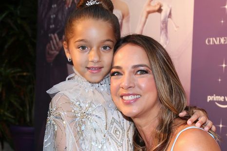 Alaïa Costa con su mamá, Adamari López Foto: Mamas Latinas