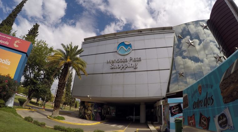 El Mendoza Plaza Shopping no abrirá este lunes. Foto: ALF PONCE MERCADO / MDZ