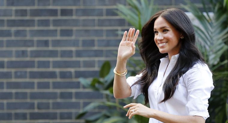 Meghan saludó y se fue.