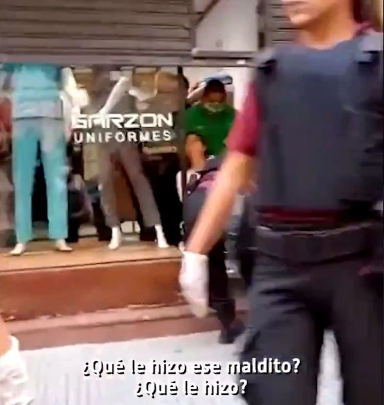 ¿Qué le hizo? La madre, desesperada, fue a la puerta del local. Imágenes: Opinión Frontal.