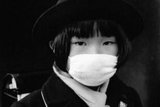 Una niña japonesa se cubre el rostro a finales del siglo XIX.