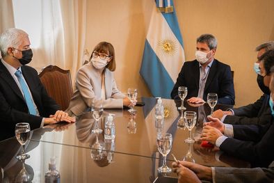 MDZol | Sergio Uñac, gobernador de San Juan, junto a Fernanda Ávila, secretaria de Minería de la Nación y Alfredo Vitaller, gerente general de Josemaría con motivo de la DIA en Casa de Gobierno. Foto: Gentileza