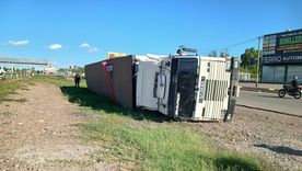 El camión quedó volcado sobre la banquina derecha. El camión quedó volcado sobre la banquina derecha.