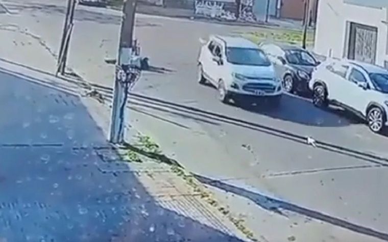 EL hombre en silla de ruedas atropellado en La Plata fue intervenido y le amputaron una pierna Foto: Captura de video