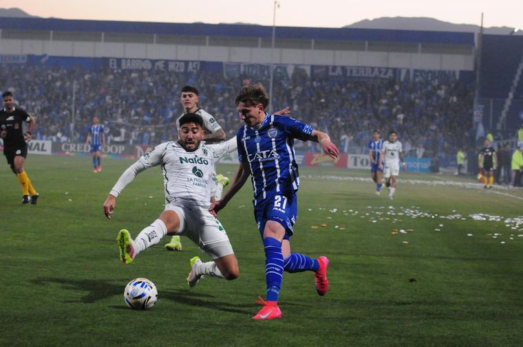 Santino Andino ante Sarmiento en el reestreno del estadio Feliciano Gambarte. Esta tarde, el Tomba buscará vencer en su reducto a Gimnasia.