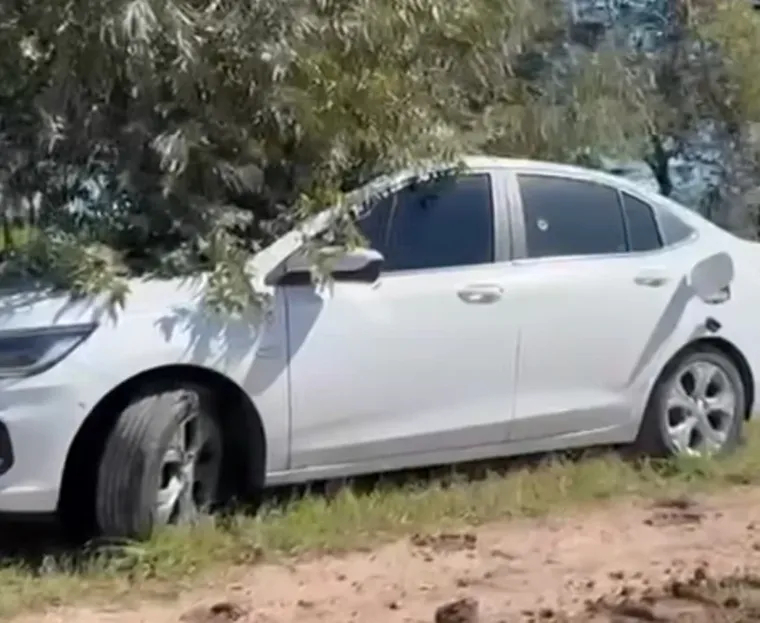 Un vecino halló el auto cerca de la Ruta Nacional N° 8, detrás del barrio privado Haras “Vacaciones”.