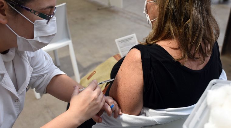 Un estudio asegura que quienes recibieron una dosis de la vacuna y se infectan contagian menos Foto: ALF PONCE MERCADO / MDZ