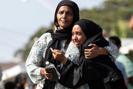 Dos mujeres lloran al salir de un centro de reunificación tras el tiroteo en el Centro Islámico de San Diego, en el sur de California. Dos mujeres lloran al salir de un centro de reunificación tras el tiroteo en el Centro Islámico de San Diego, en el sur de California.