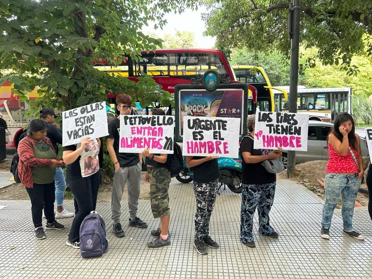 Sandra Pettovello no recibirá a la hilera de gente que reclama frente a su Ministerio Foto: Victoria Urruspuru- MDZ