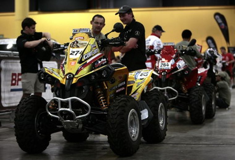 Técnicos supervisan todas las máquinas. Foto: EFE