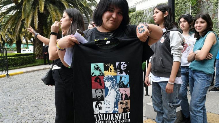 Así se viven las horas previas al primer concierto de Taylor Swift en Argentina. Foto: Télam