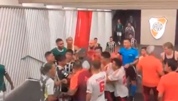 Los jugadores de River tuvieron un encontronazo con los de Mineiro en el túnel. Foto: Captura TyC Sports