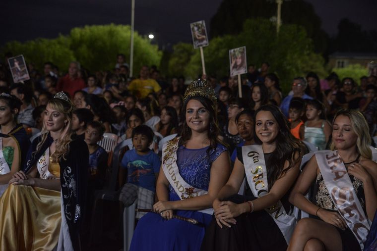 La Reina saliente, muy sonriente.