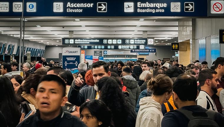 La semana pasada se vivió caos y enojo en Aeroparque por cancelaciones y demoras. Foto: EFE