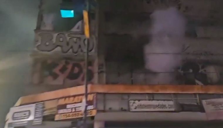 El edificio abandonado ubicado en la esquina de Avenida Corrientes y Pringles, en Almagro Foto: captura de video